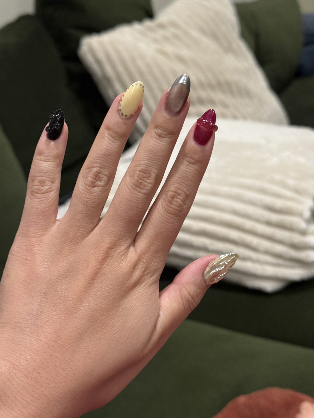 Five Nails, Five Vibes: The Mismatched Manicure