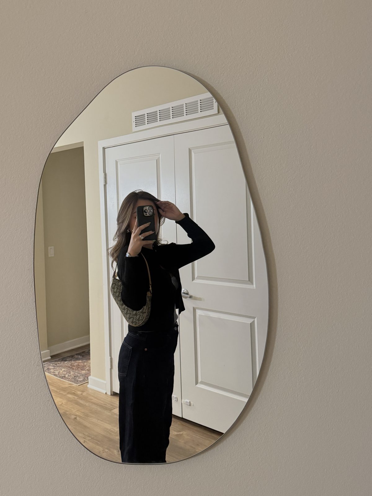 Effortless Black Outfit for Fall Errands